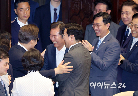 이재명 대통령이 26일 국회에서 열린 제426회국회(임시회) 제2차 본회의에서 2025년도 제2회 추가경정예산안에 대한 정부의 시정연설을 마친 후 박찬대 더불어민주당 전 원내대표와 정청래 의원과 대화하고 있다. [사진=국회사진기자단]
