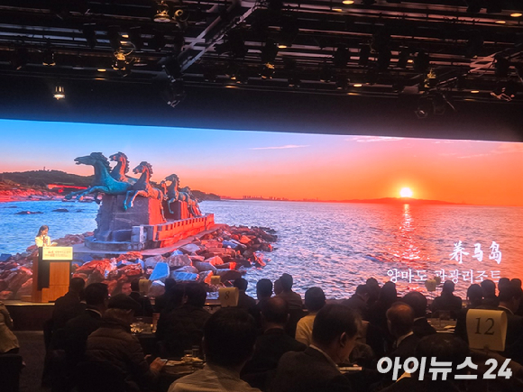 양마도 관광리조트를 배경으로 설명회를 진행하고 있다. [사진=박은경 기자]