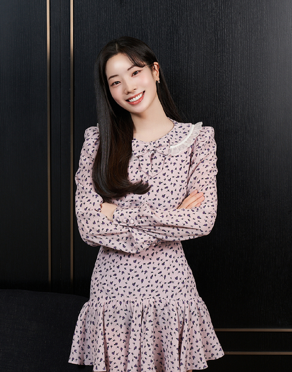 트와이스 다현이 영화 '그 시절, 우리가 좋아했던 소녀' 인터뷰에 앞서 포즈를 취하고 있다. [사진=(주)영화사테이크]