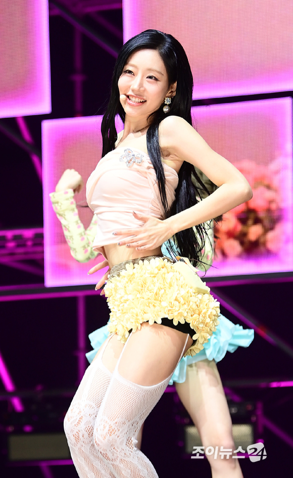 그룹 키스오브라이프 쥴리가 6일 오후 서울 용산구 블루스퀘어에서 열린 키스오브라이프(KISS OF LIFE)새 싱글 앨범 'Who is she' 발매 기념 쇼케이스에 참석해 수록곡 'Don&lsquo;t Mind Me' 무대를 선보이고 있다. [사진=정소희 기자]