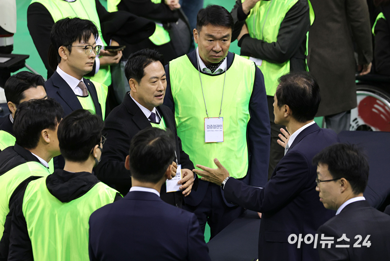 장동혁 국민의힘 당대표를 비롯한 국민의힘 당권파 지도부 의원들이 28일 서울 잠실 올림픽 공원 투표지 공개검증 현장에 참석해있다. [사진=김민지 기자]