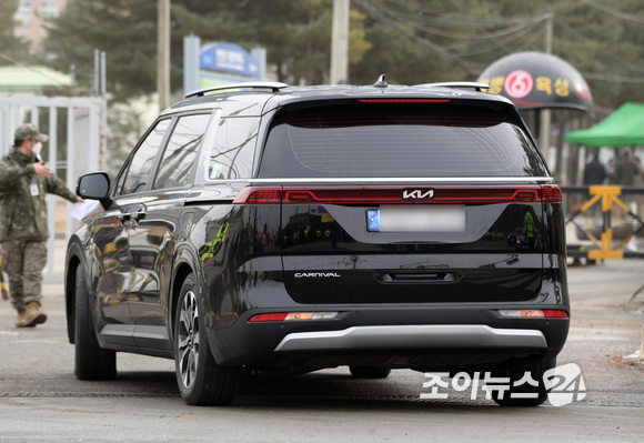 방탄소년단(BTS) 맏형 진(김석진)이 13일 오후 경기도 연천 소재 신병교육대로 입대하는 가운데 진과 방탄소년단 멤버들을 태운 차가 신병교육대로 들어서고 있다. [사진=정소희 기자]