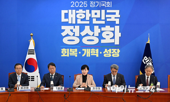 전현희 단장이 18일 국회에서 열린 더불어민주당 사법불신 극복&middot;사법행정 정상화 TF 전체회의에서 발언을 하고 있다. [사진=곽영래 기자]