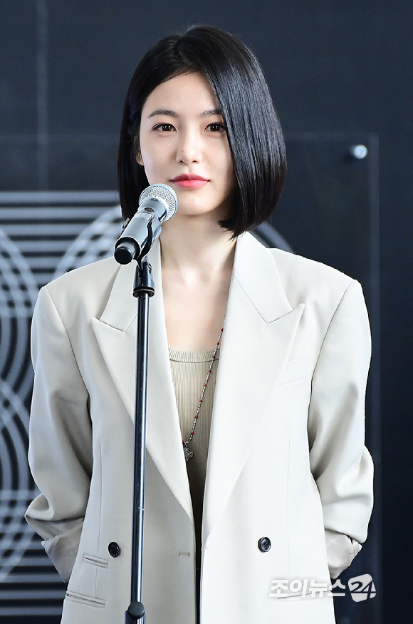 배우 신예은이 18일 부산광역시 해운대구 우동 영화의 전당에서 열린 제30회 부산국제영화제(BIFF) 디즈니+ 시리즈 '탁류' 야외무대인사 행사에 참석하고 있다. [사진=정소희 기자]