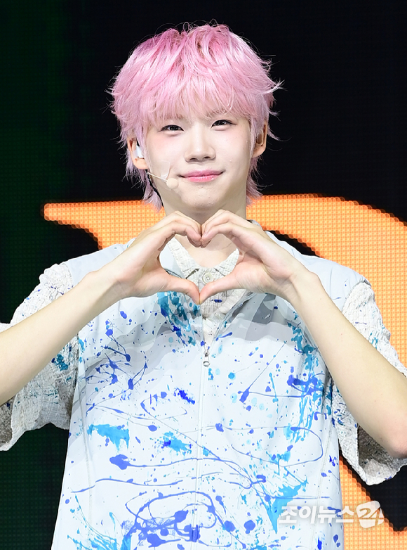 그룹 클로즈 유어 아이즈 켄신이 2일 오후 서울 광진구 예스24라이브홀에서 열린 클로즈 유어 아이즈(CLOSE YOUR EYES) 첫 번째 미니 앨범 '이터널티'(ETERNALT) 발매 기념 쇼케이스에 참석하고 있다. [사진=정소희 기자]