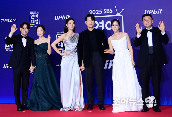 '동상이몽2' 조우종-정다은 부부, 이현이-홍성기 부부, 이지혜-문재완 부부가 30일 오후 서울 마포구 상암동 SBS 프리즘타워에서 열린&nbsp;2025 SBS 연예대상&nbsp;레드카펫 행사에 참석하고 있다. [사진=정소희 기자]