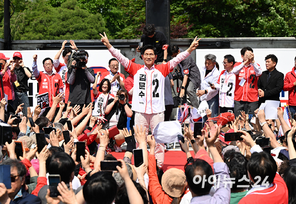 김문수 국민의힘 대선후보가 20일 서울 서초구 고속터미널 앞 광장에서 지지를 호소하고 있다. [사진=곽영래 기자]