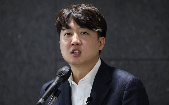 '동덕여대 시위' 당시 행해진 재학생들의 폭력적 행위를 비판한 이준석 개혁신당 의원이 자신을 비판한 재학생 연합을 상대로 공개적인 토론회를 제안했다. 사진은 이 의원. [사진=연합뉴스]