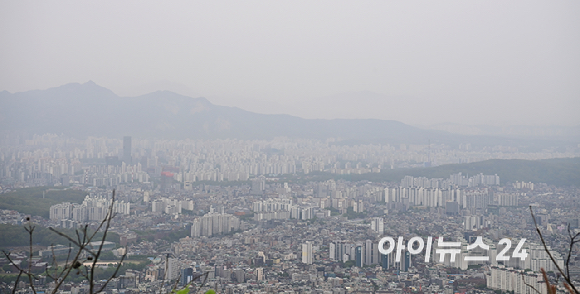 수도권 등 전국 곳곳에서 미세먼지 '나쁨' 수준을 보인 20일 오전 서울 강북구 북한산에서 바라본 서울 도심이 뿌옇게 보이고 있다. [사진=곽영래 기자]