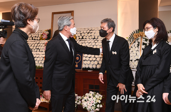 정몽준 아산재단 이사장이 29일 서울 종로구 서울대병원 장례식장에 마련된 고(故) 노태우 전 대통령 빈소를 찾아 조문을 하고 있다.[사진=사진공동취재단]