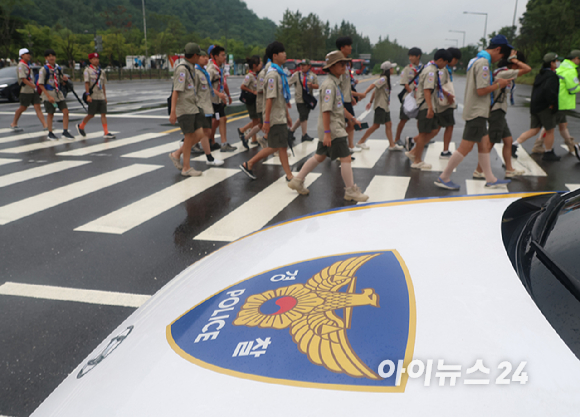 11일 오후 서울 마포구 상암동 서울월드컵경기장에 2023 새만금 세계스카우트 잼버리 폐영식에 참가하는 각국 스카우트 대원들이 도착하고 있다. [사진=한국온라인사진기자협회 공동취재단]