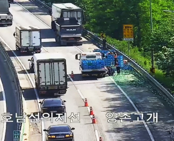 화물차가 가드레일을 들이받아 소주병이 쏟아졌다. [사진=독자제공/연합뉴스]