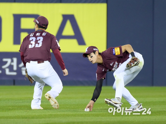 2022 KBO리그 포스트시즌 플레이오프 키움 히어로즈 대 LG 트윈스 1차전 경기가 24일 오후 서울 잠실야구장에서 펼쳐졌다. 3회말 2사 1,3루에서 LG 문보경의 타구를 키움 유격수 김휘집이 놓치고 있다. [사진=정소희 기자]