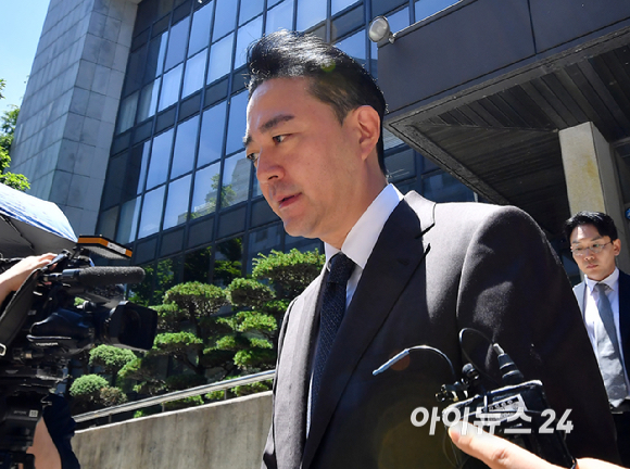 홍정도 중앙그룹 부회장이 23일 오후 서울 서초구 서울회생법원에서 열린 중앙홀딩스 회생 대표자 심문을 마치고 법원을 나서고 있다. [사진=곽영래 기자]