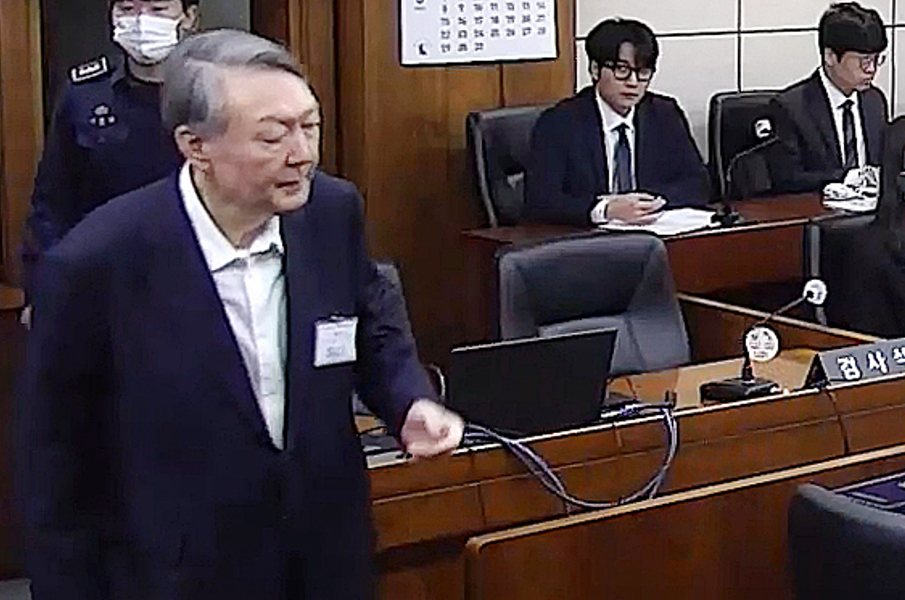 윤석열 전 대통령이 16일 서울 서초구 서울중앙지방법원에서 열린 특수공무집행방해, 범인도피교사, 직권남용 권리행사방해 혐의 등 사건에 대한 1심 선고 공판에 출석하고 있다. 이날 재판부는 윤 전 대통령에 징역 5년을 선고했다. 2026.1.16 [서울중앙지법 제공. 재판매 및 DB 금지] [사진=연합뉴스]