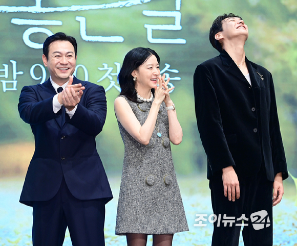 배우 박용우-이영애-김영광이 16일 오후 서울 구로구 더세인트에서 열린 KBS2 토일드라마 '은수 좋은 날' 제작발표회에서 포즈를 취하고 있다. [사진=정소희 기자]