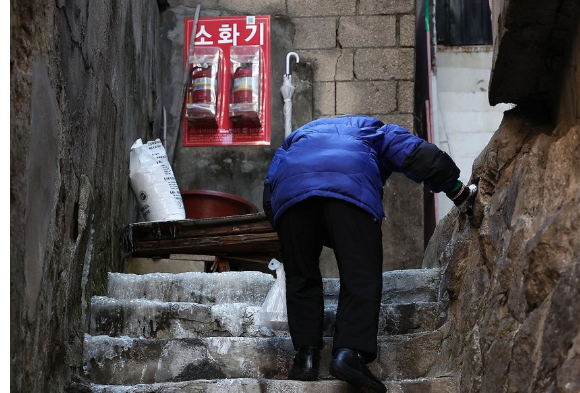 서울시가 내년 3월 15일까지 4개월간 '한파종합대책'을 마련하고 본격적인 추진에 들어간다. 사진은 지난 1월 24일 서울 용산구 동자동 쪽방촌에서 한 어르신이 얼음이 언 계단을 힘겹게 오르고 있는 모습. [사진=연합뉴스]