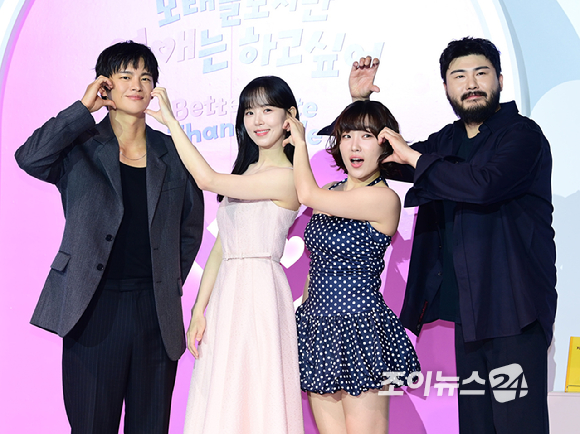 (왼쪽부터)서인국-강한나-이은지-카더가든이 3일 오전 서울 용산구 CGV 용산아이파크몰에서 열린 넷플릭스 새 연애 리얼리티 예능 '모태솔로지만 연애는 하고 싶어' 제작발표회에 참석하고 있다. [사진=정소희 기자]