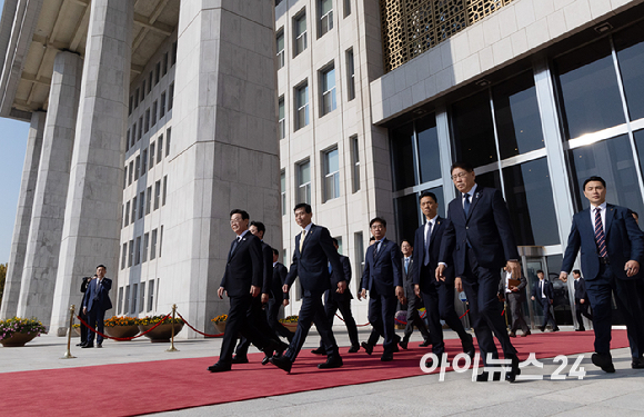이재명 대통령이 4일 서울 여의도 국회에서 내년도 정부 예산안에 대한 시정연설을 마친 뒤 나서고 있다. [사진=국회사진기자단]