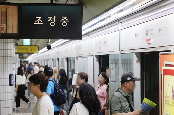 31일 오전 8시 47분께 서울 지하철 5호선 여의나루역~마포역 사이 지하철에서 방화 추정 화재가 발생해 승객들이 대피하고 있다. 2025.5.31 [사진=연합뉴스(독자 제공)]