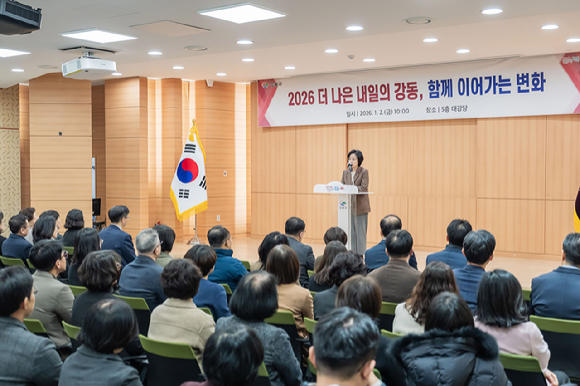 강동구가 새해를 맞아 2일 구청 대강당에서 시무식을 개최했다. 사진은 이수희 강동구청장이 시무식에서 신년사를 전하고 있는 모습. [사진=강동구]