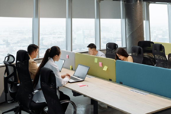 신입사원의 코 훌쩍거림을 지적했다가 갑자기 눈물을 보여 당황스러웠다는 직장인의 사연이 알려졌다. 사진은 AI 생성 이미지로, 본 기사 내용과 무관. [사진=챗GPT]