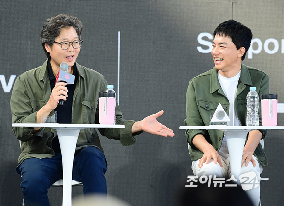 배우 유재명과 김영민이 9일 부산 해운대구 영화의전당에서 열린 제31회 부산국제영화제 '수능, 출제의 비밀' 오픈토크에 참석하고 있다. [사진=정소희 기자]