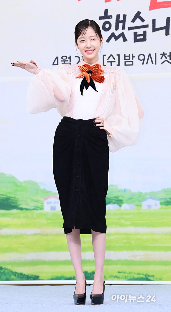 배우 임수정과 채원빈이 같은 옷을 입고 우아한 매력을 뽐냈다. 왼쪽 사진은 지난 3월 9일 열린 tvN 새 토일드라마 '대한민국에서 건물주 되는 법' 제작발표회에 참석한 임수정의 모습. 오른쪽은 15일 열린 SBS 새 수목드라마 '오늘도 매진했습니다' 제작발표회에 참석한 채원빈의 모습. [사진=정소희 기자]