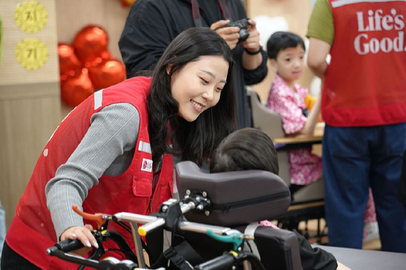 LG전자 임직원으로 구성된 라이프스굿(Life's Good) 봉사단이 서울 강동구 암사재활원에서 어린이날 행사를 열고 중증장애 아동&middot;청소년들과 즐거운 시간을 보내고 있다. [사진=LG전자]