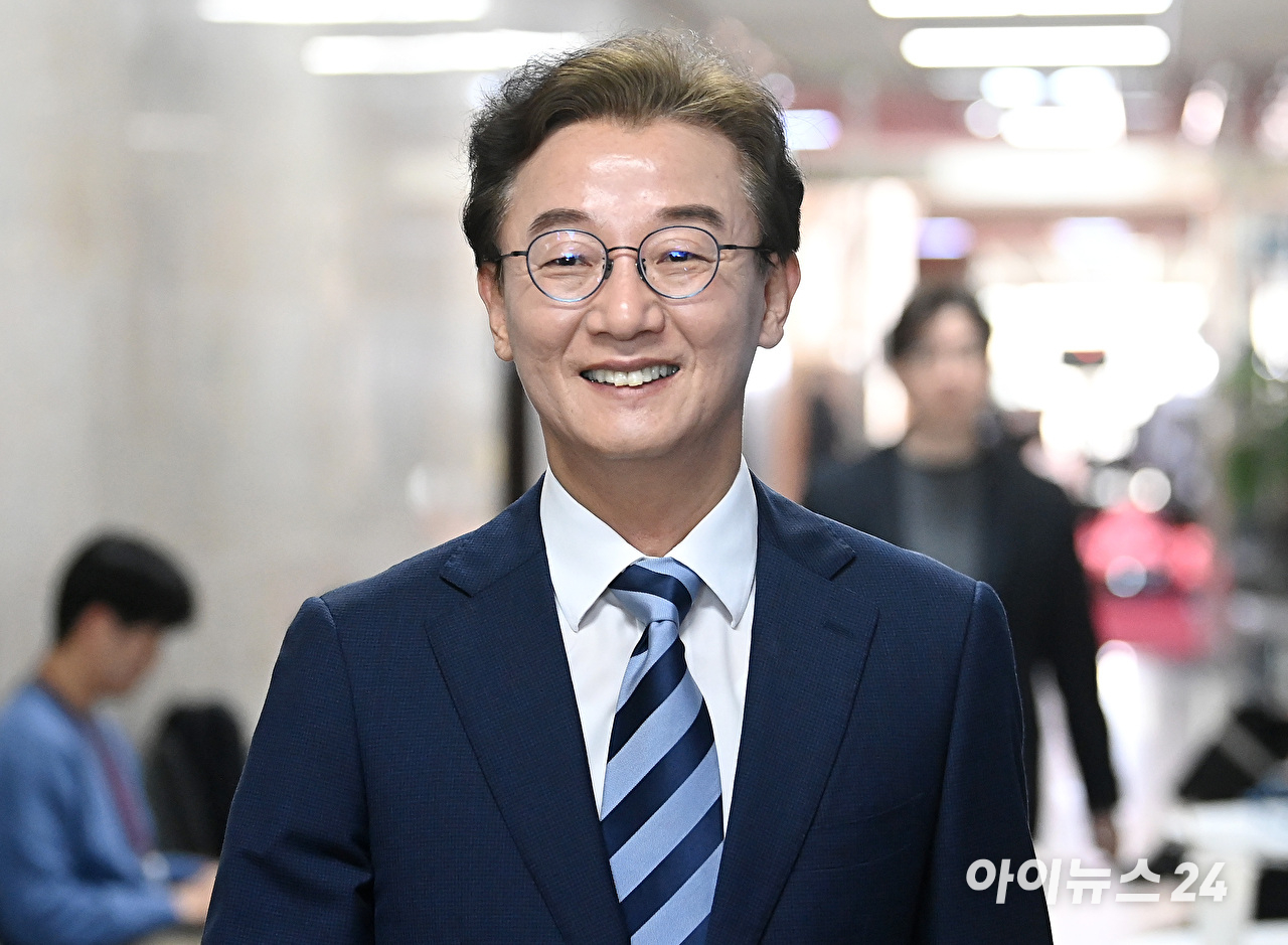 전재수 더불어민주당 의원이 지난달 12일 서울 여의도 국회에서 정청래 대표와 면담을 위해 당대표실로 향하고 있다. [사진=곽영래 기자]