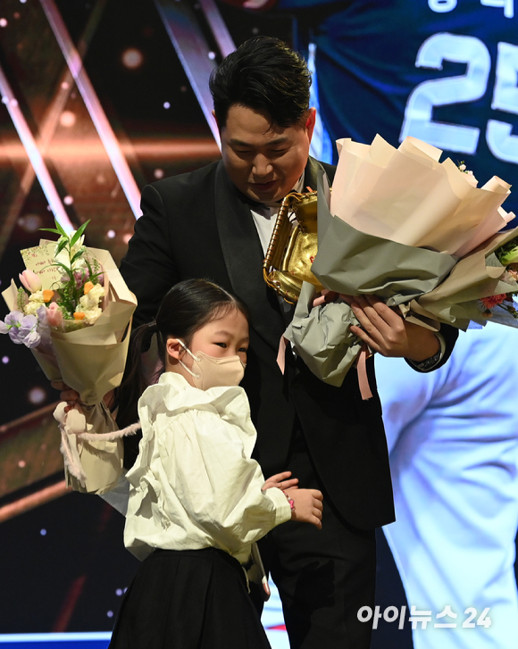 NC 양의지가 9일 오후 서울 강남구 삼성동 코엑스 오디토리움에서 열린 2022 신한은행 SOL KBO 골든글러브 시상식에서 포수 부문 골든글러브를 수상한 후 딸 양소율 양에게 꽃다발을 받고 있다. [사진=김성진 기자]