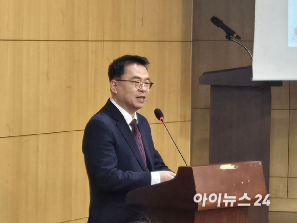 정경록 대륙아주 변호사가 9일 국회에서 진행된 '국방기술자립을 위한 국방반도체 법률안 세미나'에 참석하고 있다. [사진=최란 기자]