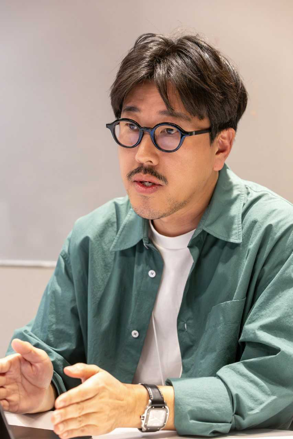 지난 14일 서울 종로구 KT EAST 사옥에서 만난 성승현 KT 기술혁신부문 X-서비스디자인팀장(오른쪽) 등 KT 관계자들이 통합 UX 디자인 시스템에 대해 소개하고 있는 모습. [사진=KT]