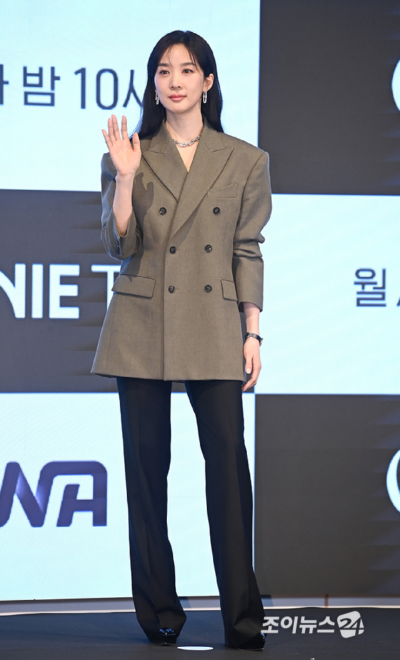 배우 이청아가 26일 서울 신도림동 디큐브시티 더세인트에서 진행된 ENA 새 월화드라마 '아너 : 그녀들의 법정' 제작발표회에서 포즈를 취하고 있다. [사진=곽영래 기자]