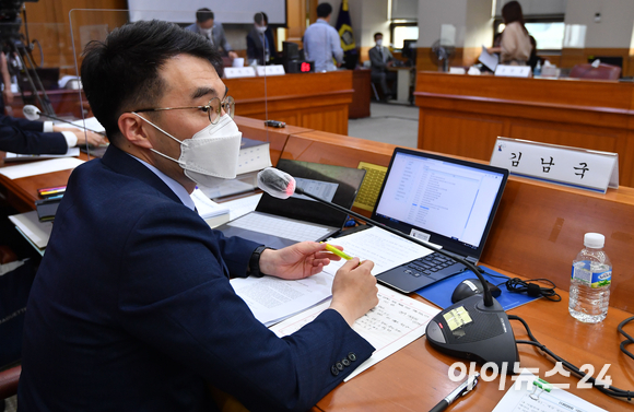 김남국 더불어민주당 의원이 지난해 10월 1일 서울 서초구 대법원에서 열린 국회 법제사법위원회 대법원(법원행정처), 사법연수원 등에 대한 국정감사에서 질의를 하고 있다. [사진=김성진 기자]