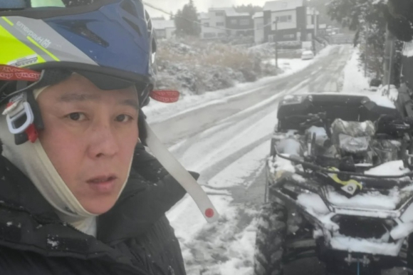 최근 제주에 폭설이 이어진 가운데, 제주에 거주하는 가수 이재훈이 눈이 내릴 때 마다 제설작업을 펼치고 있다는 미담이 전해졌다. 사진은 이재훈 인스타그램 캡처. [사진=이재훈 인스타그램]