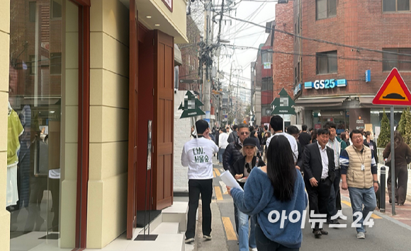 3일 서울 성동구 무신사 스페이스 서울숲이 방문객들로 북적이고 있다. [사진=진광찬 기자]