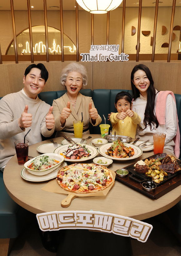 엠에프지코리아(MFG KOREA)가 24일 서울 매드포갈릭 영등포타임스퀘어점에서 모두의 다이닝 매드포갈릭 2026년 브랜드 미션 '매드포패밀리'를 공식 선언했다. 모델들이 포즈를 취하고 있다. [사진=매드포갈릭]