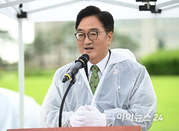 우원식 국회의장이 17일 오전 국회 잔디마당에서 열린 제77주년 제헌절 기념 상징석 제막식에서 기념사를 하고 있다. [사진=곽영래 기자]