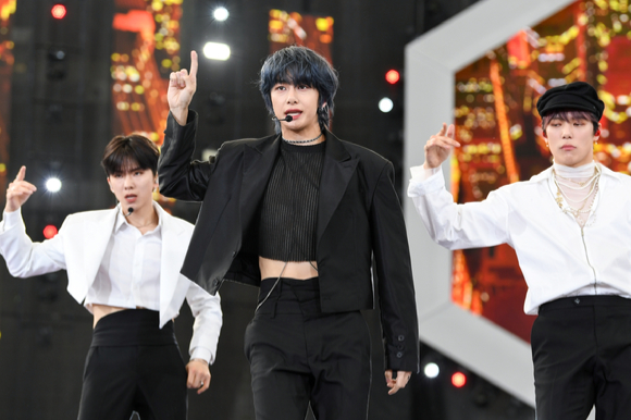 그룹 몬스타엑스(MONSTA X) 기현, 형원, 민혁이 15일 독일 프랑크푸르트에서 열린 SBS K-POP 페스티벌 '케이팝 플렉스'(KPOP.FLEX)에서 멋진 무대를 선보이고 있다. [사진=SBS]