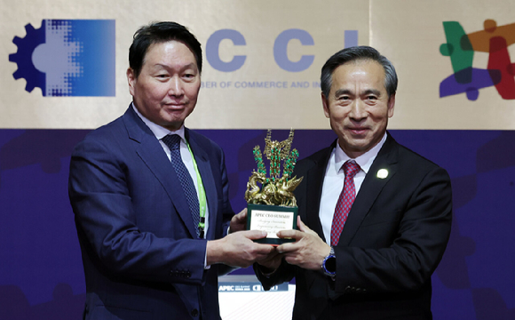 최태원 대한상공회의소 회장이 31일 경북 경주 예술의전당에서 열린 아시아태평양경제협력체(APEC) 최고경영자(CEO) 서밋 폐회식 및 인계식에서 폐회사를 하고 있다. [사진=연합뉴스]