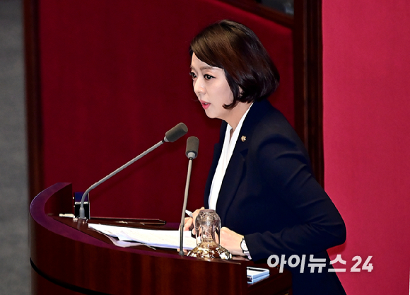 배현진 국민의힘 의원이 25일 오후 5시쯤 서울 강남구에서 신원이 밝혀지지 않은 행인으로부터 머리를 가격당했다. 배 의원은 둔기로 추정되는 물체에 맞았으며, 피를 흘려 순천향병원으로 옮겨졌다. 사진은 배현진 의원 피습관련 CCTV 화면. [사진=배현진 의원실]