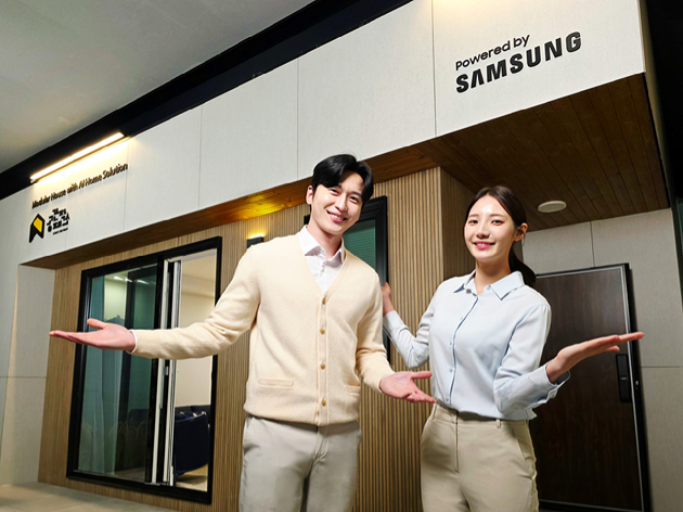 삼성전자 모델이 오는 7일까지 일산 킨텍스에서 열리는 국내 최대 건축박람회 '2026 코리아빌드위크'에서 AI 홈 기반 '모듈러 홈 솔루션'을 소개하고 있다. [사진=삼성전자]