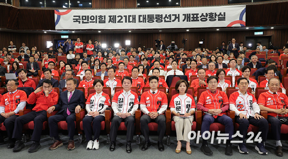 윤상현 국민의힘 공동선대위원장이 3일 서울 여의도 국회 도서관에 마련된 국민의힘 개표 상황실에서 제21대 대통령 선거 방송3사 출구조사 결과를 보며 굳은 표정을 짓고 있다. [사진=정소희 기자]