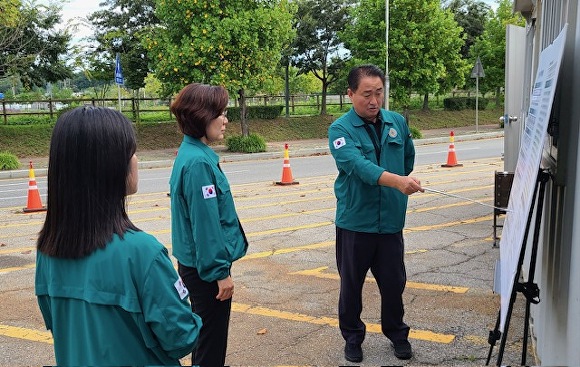 김보라 시장이 럼피스킨 방역현장을 방문해 방역상황을 청취하고 있다. [사진=안성시]