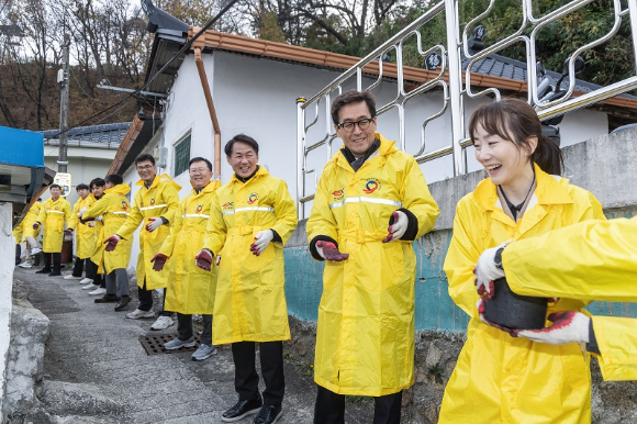 25일 함진규 한국도로공사 사장(오른쪽 두번째)과 임직원들이 연탄 나눔 봉사활동을 하고 있다. [사진=한국도로공사]