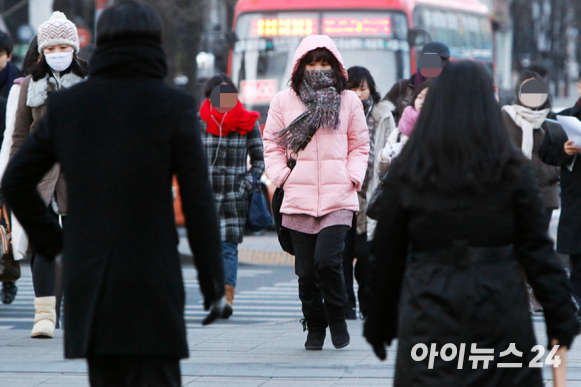 추위 속 걸어가는 시민들 [사진=아이뉴스24 DB]