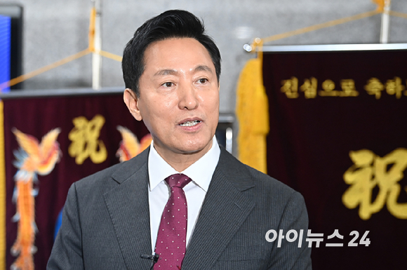 오세훈 서울 시장이 7일 오후 서울 여의도 국회의원회관에서 열린 '지방분권형 헌법 개정 국회 대토론회'를 마치고 브리핑을 하고 있다. [사진=곽영래 기자]