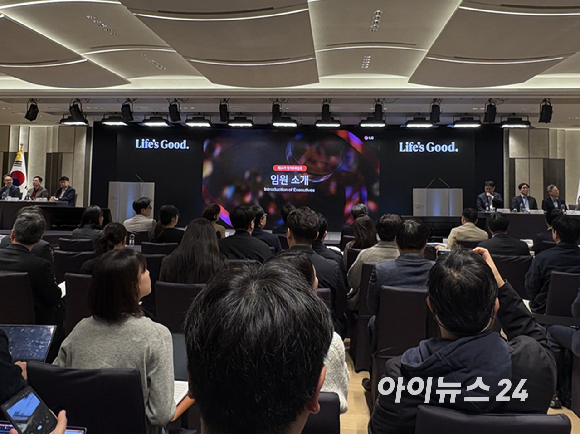 류재철 LG전자 최고경영자가 23일 서울 여의도 LG트윈타워에서 열린 제24기 정기 주주총회에서 '2026년 사업 전략'을 설명하고 있다. [사진=권서아 기자]