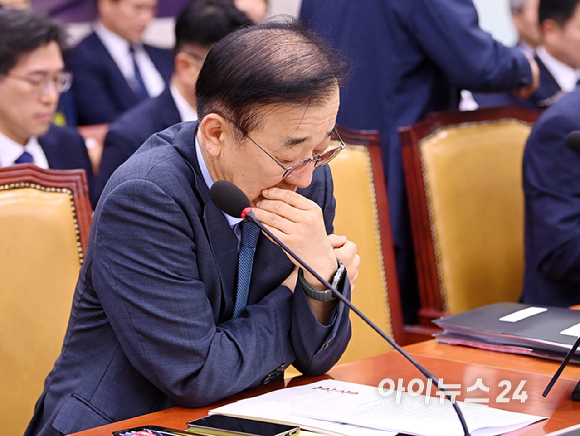 김윤덕 국토교통부 장관이 11일 서울 여의도 국회에서 열린 국토교통위원회 전체회의에서 자료를 살펴보고 있다. [사진=곽영래 기자]